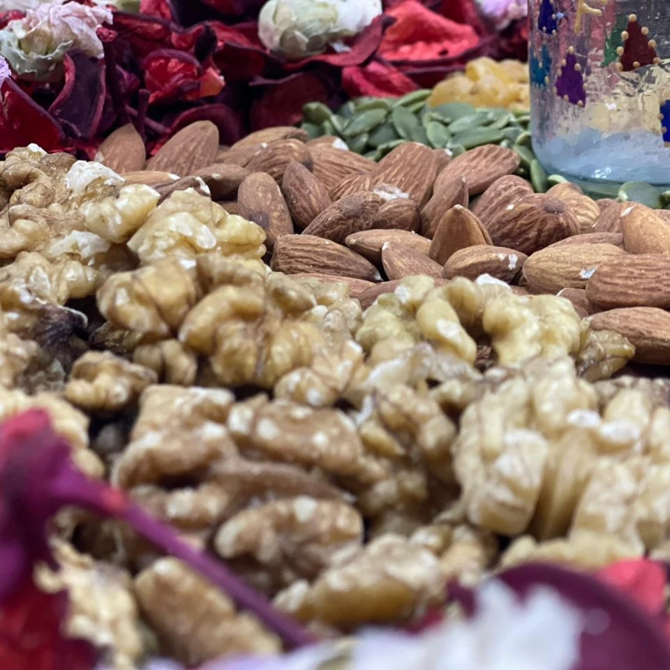 Mixed Nuts / مكسرات مشكلة