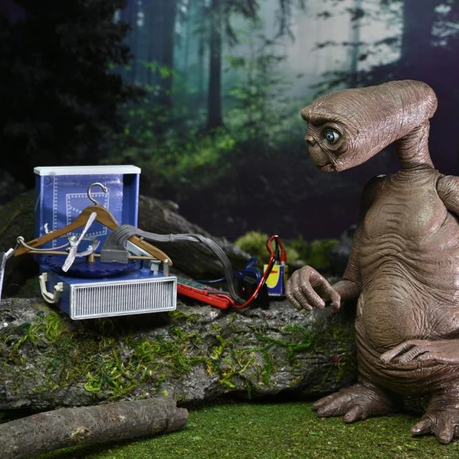E.T. The Extra-Terrestrial 40th Anniversary Ultimate E.T. Deluxe Set - 2